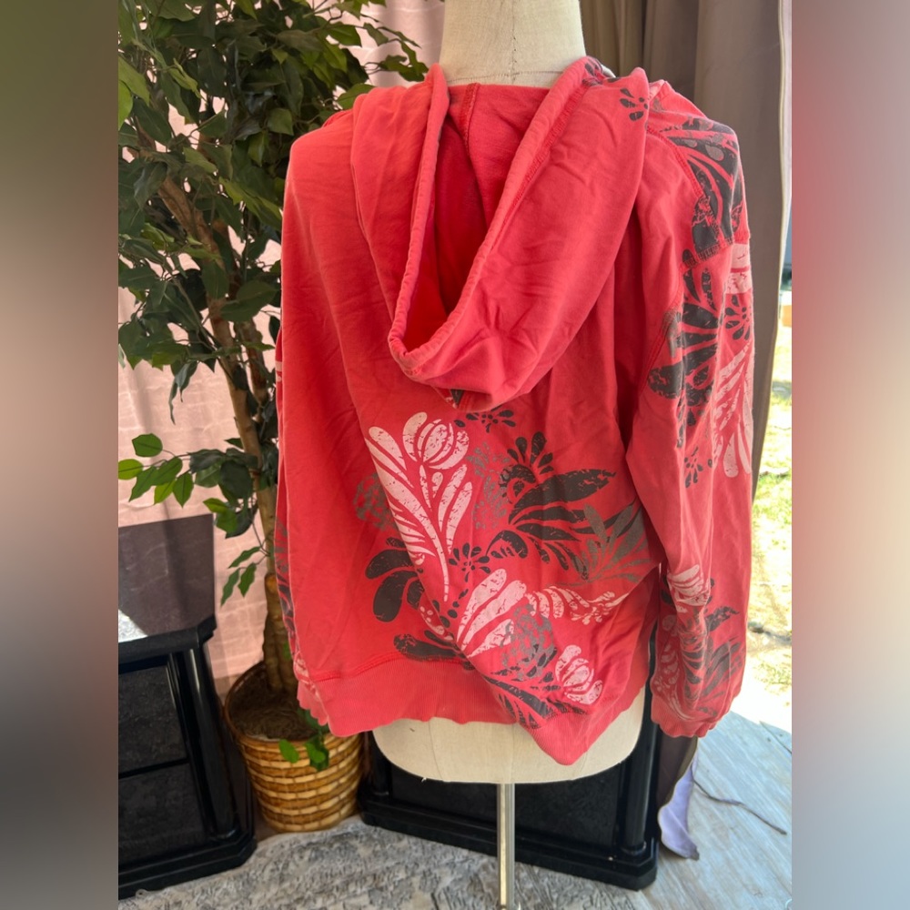 Women’s zip up sweater